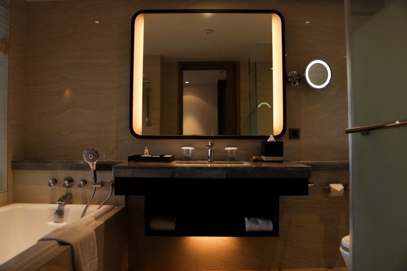 Lustro w łazience – radzimy, jakie wybrać, by było funkcjonalnie i pięknie