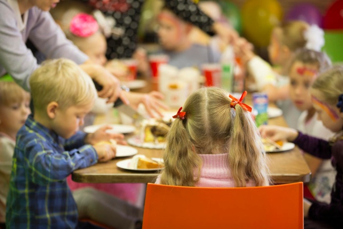 Smak dzieciństwa – jak wprowadzić elementy nostalgiczne do menu dla dzieci i dorosłych na przyjęciu komunijnym